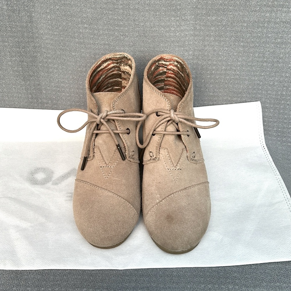 Tom’s 7.5 Suede Wedge